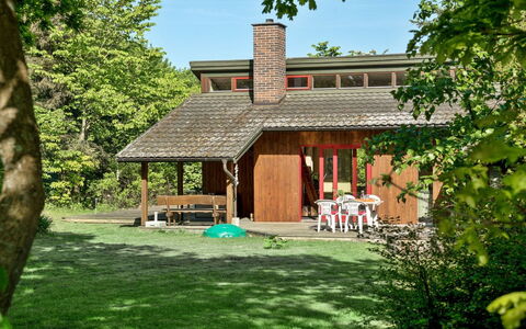 Norwin - 250M from the Sea: Bleu, Arbuste, Chalet, Couverture De Sol, Jardin, Biens, Ombre, Aménagement Paysager, Ferme, Eco Hôtel