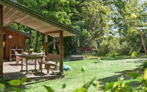 Norwin - 250M from the Sea: Bleu, Arbuste, Chalet, Couverture De Sol, Jardin, Biens, Ombre, Aménagement Paysager, Ferme, Eco Hôtel