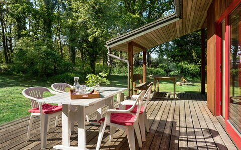 Norwin - 250M from the Sea: Bleu, Arbuste, Chalet, Couverture De Sol, Jardin, Biens, Ombre, Aménagement Paysager, Ferme, Eco Hôtel