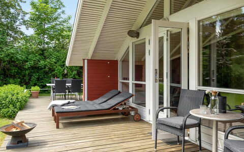 Maard - 325M from the Sea: Bleu, Arbuste, Chalet, Couverture De Sol, Jardin, Biens, Ombre, Aménagement Paysager, Ferme, Eco Hôtel
