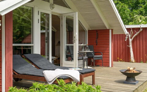 Maard - 325M from the Sea: Bleu, Arbuste, Chalet, Couverture De Sol, Jardin, Biens, Ombre, Aménagement Paysager, Ferme, Eco Hôtel