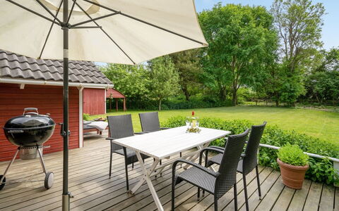 Maard - 325M from the Sea: Bleu, Arbuste, Chalet, Couverture De Sol, Jardin, Biens, Ombre, Aménagement Paysager, Ferme, Eco Hôtel