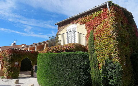 Les Carles: Vert, Propriété, Maison, Ciel, Haie, Architecture, Arbuste, Mur, Bâtiment, Arbre