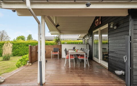Gisl - 400M from the Sea: Bois, Porche, Porte, Domicile, Plate-Forme, Ombre, Parquet, Dur, Tache De Bois, Structure En Plein Air
