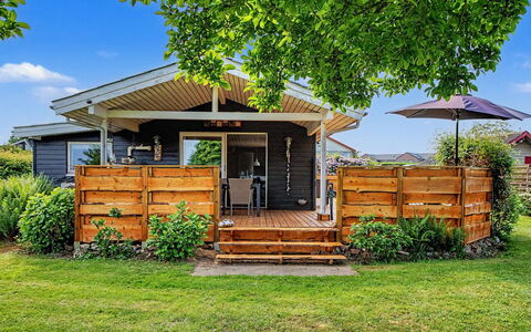 Gisl - 400M from the Sea: Toit, Chalet, Batiments Jardin, Jardin, Ombre, Siding, Arrière-Cour, Cour, Pelouse, Cabanon