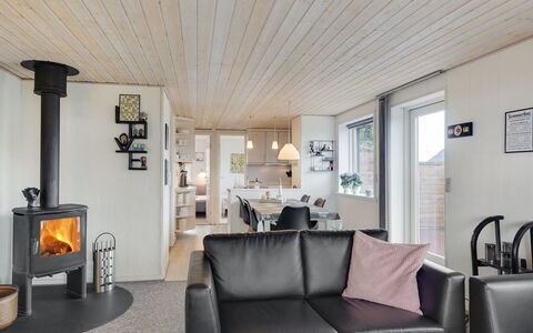 Gisl - 400M from the Sea: Bois, Meubles, Plafond, Design Intérieur, Sol, Sol, Salon, Domicile, Pièce, Canapé