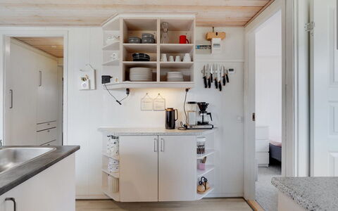 Gisl - 400M from the Sea: Cuisine, Appareil De Cuisine, Comptoir, Meubles, Design Intérieur, Cabinetry, Sol, Bois, Principaux Appliance, Plafond