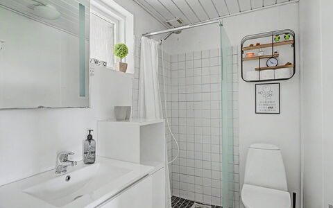 Gisl - 400M from the Sea: Luminaire Plomberie, Salle De Bains, Mur, Design Intérieur, Sol, Sol, Évier, Plomberie, Robinet, Toilette