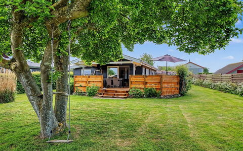 Gisl - 400M from the Sea: Jardin, Chalet, Batiments Jardin, Pelouse, Ombre, Arrière-Cour, Cour, Cabanon, Cabane En Rondins, Parc