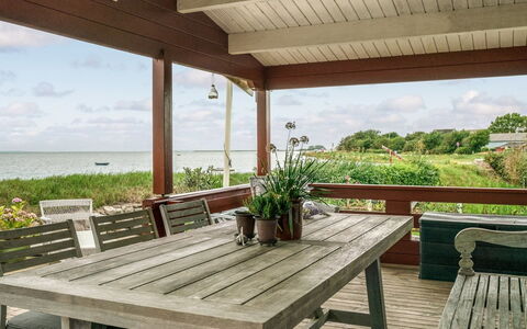 Topi - 15M from the Sea: Bleu, Arbuste, Chalet, Couverture De Sol, Jardin, Biens, Ombre, Aménagement Paysager, Ferme, Eco Hôtel