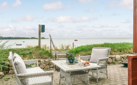 Topi - 15M from the Sea: Bleu, Arbuste, Chalet, Couverture De Sol, Jardin, Biens, Ombre, Aménagement Paysager, Ferme, Eco Hôtel