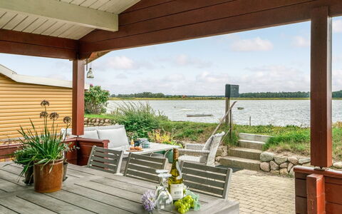 Topi - 15M from the Sea: Bleu, Arbuste, Chalet, Couverture De Sol, Jardin, Biens, Ombre, Aménagement Paysager, Ferme, Eco Hôtel