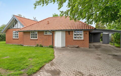 Radojka - 75M from the Sea: Toit, Maison, Lot Terre, Domicile, Chalet, Biens, Batiments Jardin, Ombre, Cabane En Rondins, Aménagement Paysager