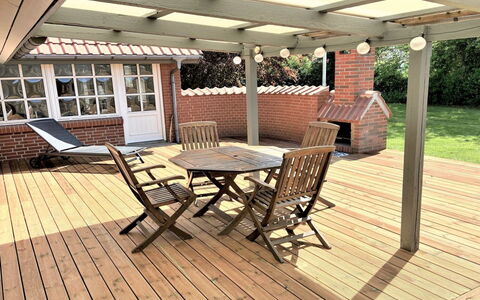 Radojka - 75M from the Sea: Toit, Maison, Lot Terre, Domicile, Chalet, Biens, Batiments Jardin, Ombre, Cabane En Rondins, Aménagement Paysager