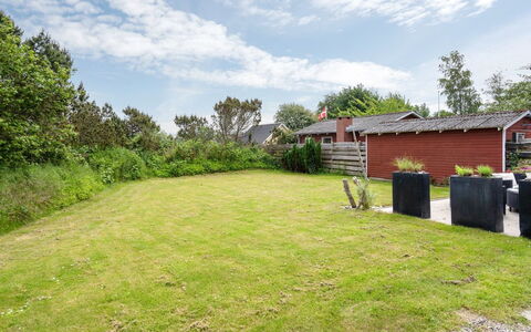 Biorn - 70M from the Sea: Arbuste, Jardin, Lot Terre, Pelouse, Zone Rurale, Couverture De Sol, Arrière-Cour, Chalet, Aménagement Paysager, Cour