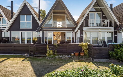 Vincent - 10M from the Sea: Domicile, Maison, Toit, Porche, Chalet, Siding, Villa, Balcon