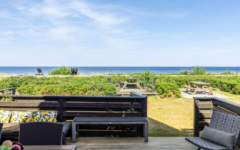 Vincent - 10M from the Sea: Ciel, Bleu, Meubles, Horizon, Mobilier De Jardin, Mer, Cotiers Et Relief Océaniques, Océan, Côte, Tableau De Plein Air