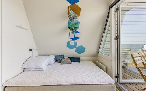 Vincent - 10M from the Sea: Sol, Bois, Sol, Design Intérieur, Chambre, Linge, Meubles, Pièce, Lit, Parquet