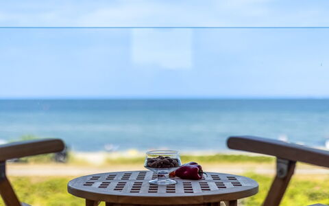 Vincent - 10M from the Sea: Meubles, Bleu, L'Eau, Plan D'Eau, Mobilier De Jardin, Horizon, Mer, Table, Chaise, Océan