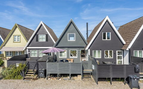 Vincent - 10M from the Sea: Siding, Domicile, Zone Résidentielle, Maison, Toit, Chalet, Porche, Fenêtre À Guillotine, Biens, Cour