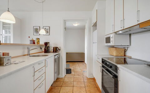 Askan - 200M from the Sea: Cuisine, Comptoir, Sol, Appareil De Cuisine, Principaux Appliance, Design Intérieur, Cabinetry, Bois, Sol, Plafond