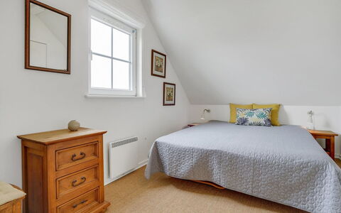 Askan - 200M from the Sea: Lit, Chambre, Mur, Design Intérieur, Bois, Sol, Plafond, Sol, Drap De Lit, Literie