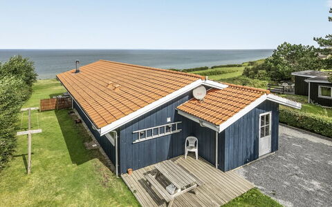 Elfi - 30M from the Sea: Bleu, Arbuste, Chalet, Couverture De Sol, Jardin, Biens, Ombre, Aménagement Paysager, Ferme, Eco Hôtel