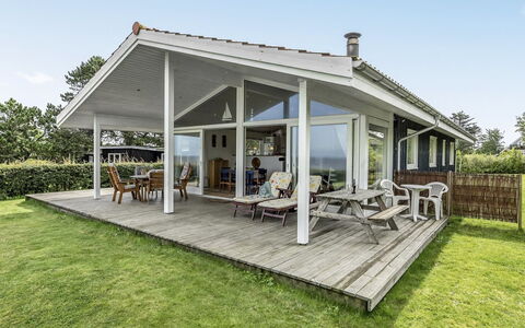 Elfi - 30M from the Sea: Bleu, Arbuste, Chalet, Couverture De Sol, Jardin, Biens, Ombre, Aménagement Paysager, Ferme, Eco Hôtel