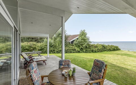 Elfi - 30M from the Sea: Bleu, Arbuste, Chalet, Couverture De Sol, Jardin, Biens, Ombre, Aménagement Paysager, Ferme, Eco Hôtel