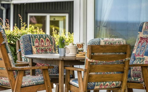 Elfi - 30M from the Sea: Bleu, Arbuste, Chalet, Couverture De Sol, Jardin, Biens, Ombre, Aménagement Paysager, Ferme, Eco Hôtel