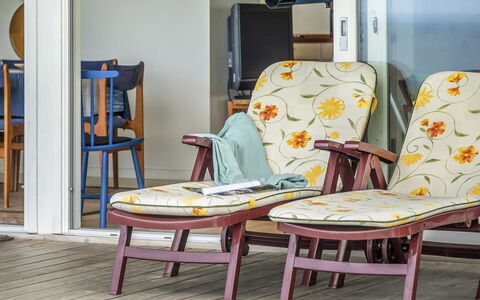 Elfi - 30M from the Sea: Bleu, Arbuste, Chalet, Couverture De Sol, Jardin, Biens, Ombre, Aménagement Paysager, Ferme, Eco Hôtel