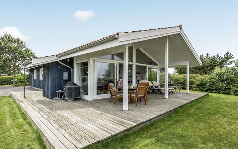 Elfi - 30M from the Sea: Bleu, Arbuste, Chalet, Couverture De Sol, Jardin, Biens, Ombre, Aménagement Paysager, Ferme, Eco Hôtel
