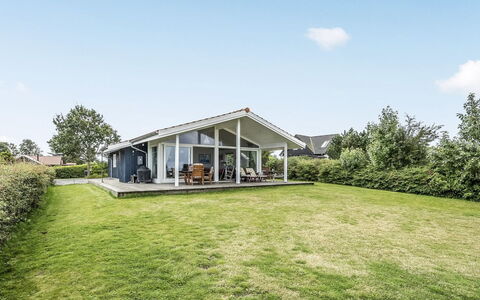 Elfi - 30M from the Sea: Bleu, Arbuste, Chalet, Couverture De Sol, Jardin, Biens, Ombre, Aménagement Paysager, Ferme, Eco Hôtel