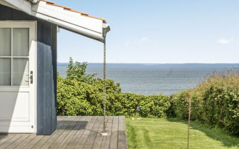 Elfi - 30M from the Sea: Bleu, Arbuste, Chalet, Couverture De Sol, Jardin, Biens, Ombre, Aménagement Paysager, Ferme, Eco Hôtel