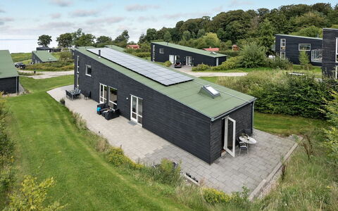 Lyly - 100M from the Sea: Bleu, Arbuste, Chalet, Couverture De Sol, Jardin, Biens, Ombre, Aménagement Paysager, Ferme, Eco Hôtel