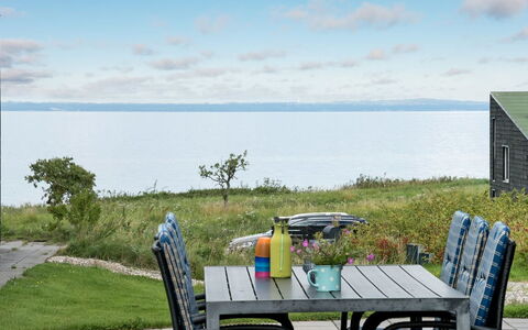 Lyly - 100M from the Sea: Bleu, Arbuste, Chalet, Couverture De Sol, Jardin, Biens, Ombre, Aménagement Paysager, Ferme, Eco Hôtel