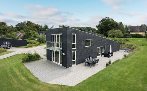 Lyly - 100M from the Sea: Bleu, Arbuste, Chalet, Couverture De Sol, Jardin, Biens, Ombre, Aménagement Paysager, Ferme, Eco Hôtel