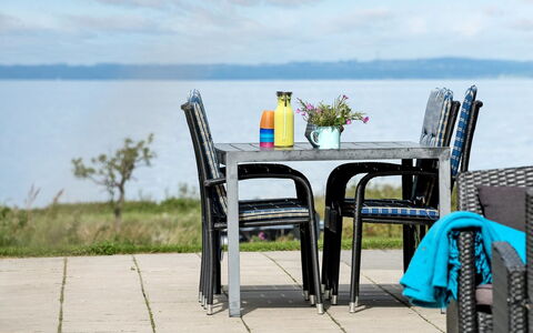 Lyly - 100M from the Sea: Bleu, Arbuste, Chalet, Couverture De Sol, Jardin, Biens, Ombre, Aménagement Paysager, Ferme, Eco Hôtel