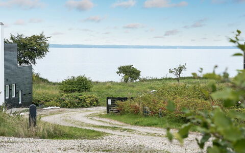 Lyly - 100M from the Sea: Bleu, Arbuste, Chalet, Couverture De Sol, Jardin, Biens, Ombre, Aménagement Paysager, Ferme, Eco Hôtel