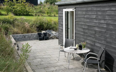 Lyly - 100M from the Sea: Bleu, Arbuste, Chalet, Couverture De Sol, Jardin, Biens, Ombre, Aménagement Paysager, Ferme, Eco Hôtel