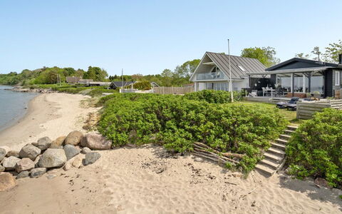Käthe - 5M from the Sea: Bleu, Arbuste, Chalet, Couverture De Sol, Jardin, Biens, Ombre, Aménagement Paysager, Ferme, Eco Hôtel