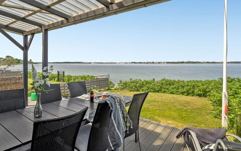 Käthe - 5M from the Sea: Bleu, Arbuste, Chalet, Couverture De Sol, Jardin, Biens, Ombre, Aménagement Paysager, Ferme, Eco Hôtel