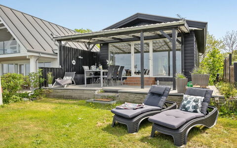 Käthe - 5M from the Sea: Bleu, Arbuste, Chalet, Couverture De Sol, Jardin, Biens, Ombre, Aménagement Paysager, Ferme, Eco Hôtel