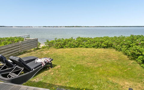 Käthe - 5M from the Sea: Bleu, Arbuste, Chalet, Couverture De Sol, Jardin, Biens, Ombre, Aménagement Paysager, Ferme, Eco Hôtel