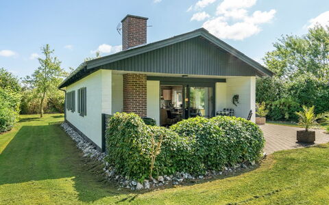 Suni - 400M from the Sea: Bleu, Arbuste, Chalet, Couverture De Sol, Jardin, Biens, Ombre, Aménagement Paysager, Ferme, Eco Hôtel