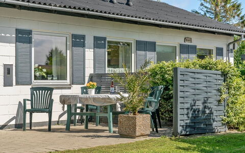 Suni - 400M from the Sea: Bleu, Arbuste, Chalet, Couverture De Sol, Jardin, Biens, Ombre, Aménagement Paysager, Ferme, Eco Hôtel