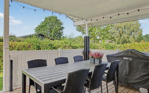 Undine - 300M from the Sea: Bois, Jardin, Arrière-Cour, Lot Terre, Domicile, Toit, Ombre, Plate-Forme, Dur, Cour
