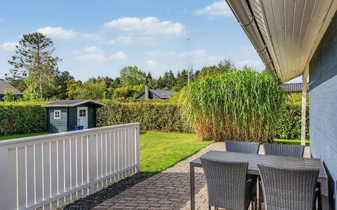 Undine - 300M from the Sea: Bois, Jardin, Arrière-Cour, Lot Terre, Domicile, Toit, Ombre, Plate-Forme, Dur, Cour