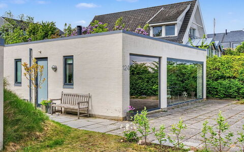 Laila - 50M from the Sea: Domicile, Toit, Chalet, Jardin, Biens, Porte, Aménagement Paysager, Béton, Ferme, Cour