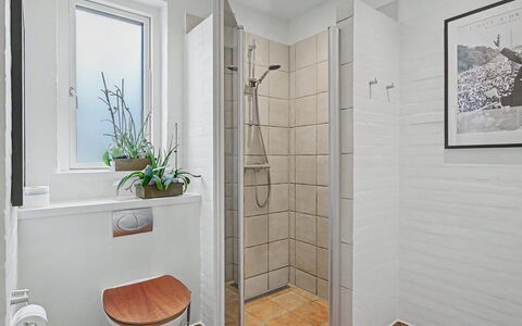 Laila - 50M from the Sea: Mur, Sol, Sol, Design Intérieur, Luminaire Plomberie, Salle De Bains, Toilette, Plomberie, Tuile, Pièce
